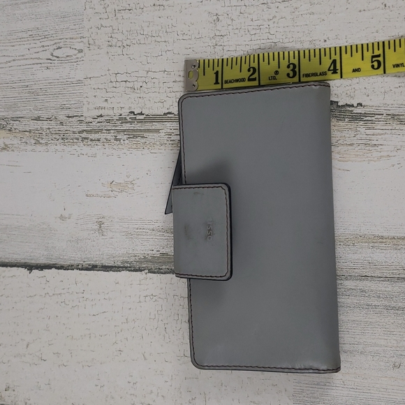 Fossil gray cowhide leather wallet, some wear to closure tab, otherwise clean - Picture 8 of 8